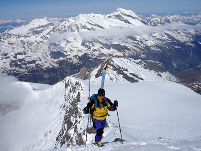 Roberto arriva in cima alla Grande Sassière 3747 m, sullo sfondo il Mont Pourri 3779 m e il  Dome de la Sache 3601 m.