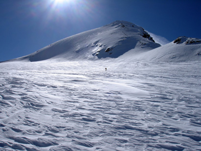 La Grande Sassière 3747 m vista da W dal ghiacciaio omonimo.