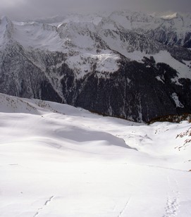 Il vallone di discesa, presso la cima del Monte Seleron.