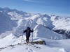 Lorenzo arriva in cima alla Costa delle Mine 2954 m, sullo sfondo il gruppo del Bernina.