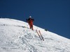 Domenico scende dalla cima e recupera gli sci.