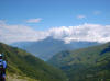 Sullo sfondo, fra le nuvole, il Monte Legnone. Ai suoi piedi si vede uno scorcio del lago di Como.