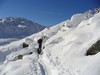 Milvia e Beba seguono le tracce nella neve non abbondante ma sufficiente a sciare.
