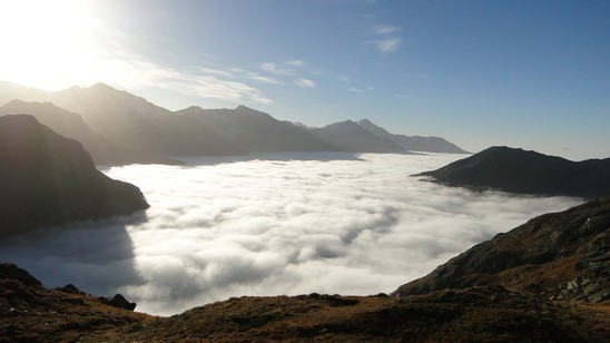 Il lago di nubi basse che si forma sulla Valle Spluga.
