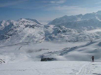Dal ghiacciaio vista sulla strada del Passo Bernina.