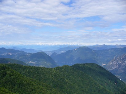 Vista in direzione della Svizzera in secondo piano a dx il monte Boglia.