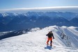 Arrivo in cima al Monte Brione, con le ombrose Alpi Orobie sullo sfondo.