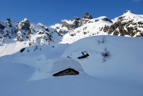 La baita a circa 1750 m in Val Tronella semi sommersa dalla neve con circa 250 cm!