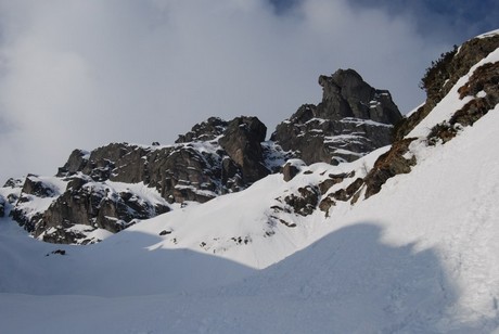 Durante la salita alla sella di 2250 m il Torrione di Mezzaluna sul versante NE.