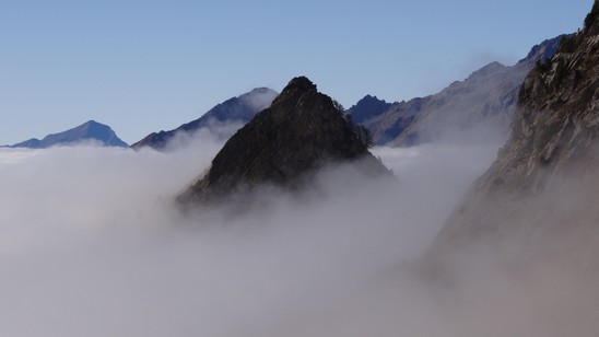 Finalmente si sbuca dalla nebbia. A sx il Monte Legnone.