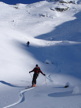 Gianluca durante la discesa, sullo sfondo a sx il Passo del Tonale 2352 m.