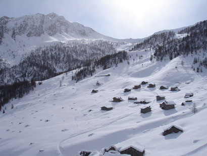 L'alpe Arcoglio inferiore 1976 m, sullo sfondo il Monte Canale 2522 m.