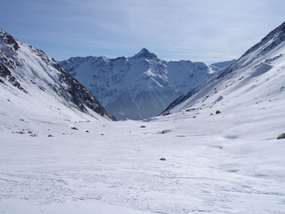 Durante la salita in Val Punt Ota  guardando verso S con il Piz d'Esan 3127 m.