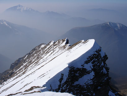 La frastagliata cresta SW al Monte Legnone 2610 m, dalla cima.