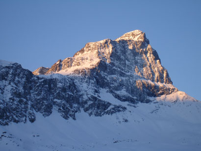 Il Piz Platta 3392 m parete N, visto da Tga 1922 m.