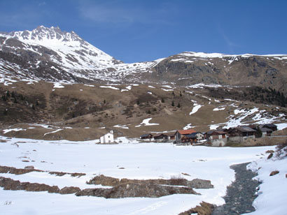 L'alpeggio di Tga 1922 m, sullo sfondo il Piz Arblatsch 3203 m.