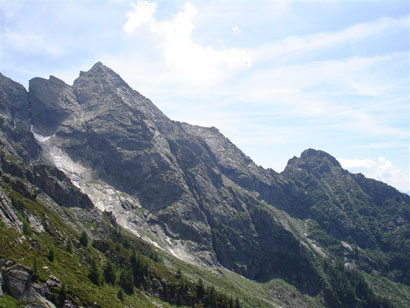 Il Sasso Manduino 2888 m parete NW e a dx la cresta W, dal bivacco Casorate Sempione 2100 m ca.