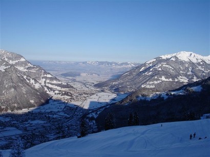 Il fondovalle a Nord di Mollis, lungo le piste presso Schwibergli 1078 m.