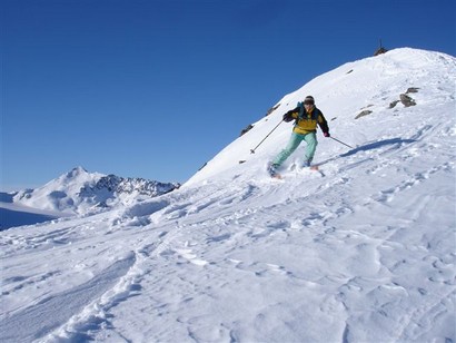 Roberto inizia la discesa dalla cima del Piz d'Urezza 2906 m.