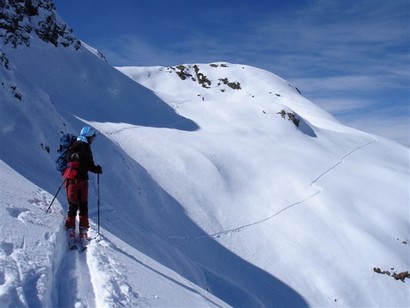 Lorenzo dopo avere percorso il tratto chiave, sullo sfondo la Cima Cadin 2417 m.