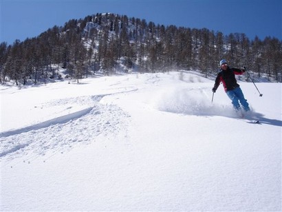 Lorenzo sulla polvere dell'Alpe di Gavet, sullo sfondo il Dosso Tacher 2093 m.