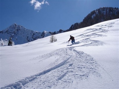 Lorenzo durante la discesa sui prati di Gavet.