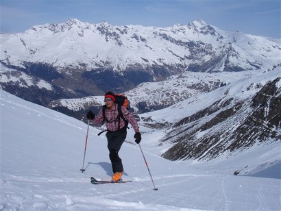 Gianluca sul Canalone, sullo sfondo a dx il Pizzo Tambò 3279 m.