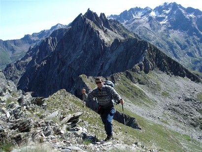 Giò durante la salita al Pizzo del Salto 2665 m, con il Pizzo di Grò 2653 m ed il gruppo Redorta-Scais.