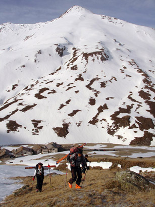 Primi passi sopra Juf 2126 m, alle spalle il Wengahorn 2848 m.