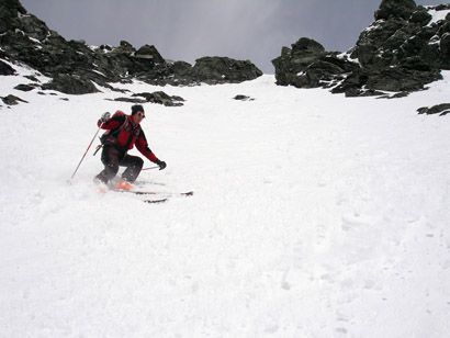 Gianluca in azione nel ripido canale di S 5 a SE della cima del Mazzaspize 3164 m.