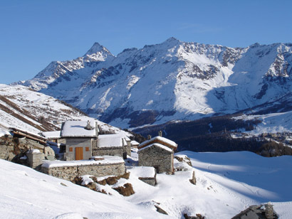 Le baite di Cusone 2000 m ca, sullo fondo il P.Emet 3209 m e Mater 3023 m al centro.