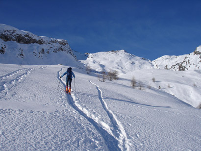 Lorenzo, durante la salita al Pizzo della Sancia 2714 m, sullo sfondo il Piz Dalè 2611 m.