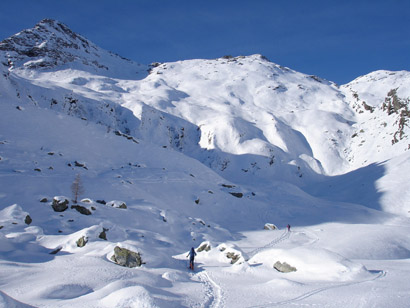 Il Piz Dalè 2611 m e la rocciosa Q. 2653 m, prima di superare il ripido zoccolo.