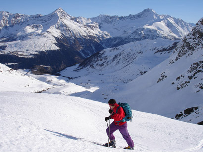 Roberto durante la salita al Pizzo della Sancia 2714 m, sullo sfondo le cime del Pizzo Groppera e Stella.