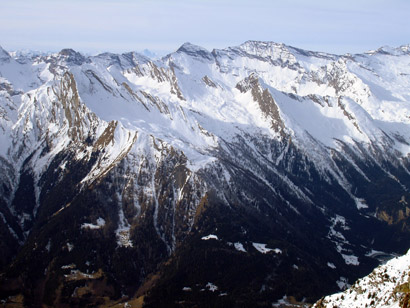 La Cima di Trescolmen 2581 m a sx e la rocciosa e piatta cima del Piz Piotta 3121 m e Cima Rossa 3160 m.