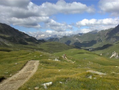 Dopo aver lasciato il Lago, la strada continua lungo la Val Piora.