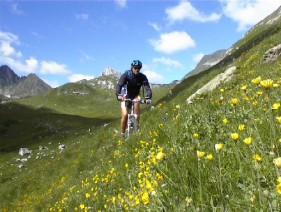 Immagine della salita al P.so del Sole (alternativa 1): la discesa dal passo ad Acquacalda.