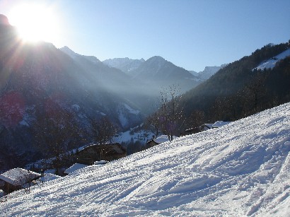 Il sole inizia a spuntare dietro la cresta.