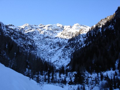 Guardando verso i pendii della salita.
