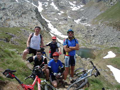 Foto di gruppo al laghetto appena sotto il Passo Verrobbio, nella Val Bomino.