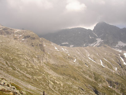 In lontananza (innevato) il Passo Porcellizzo.