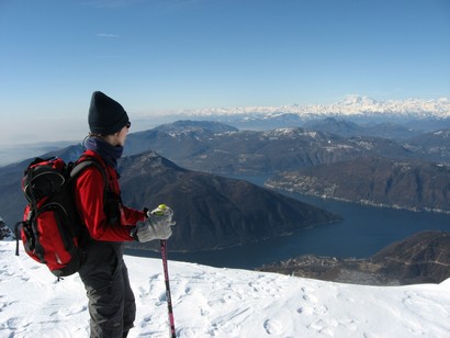 Eliana si gode il panorama dalla sella poco prima della cima.