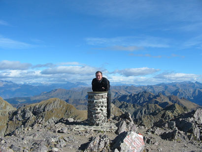 Sulla cima con l'ometto segna vette.
