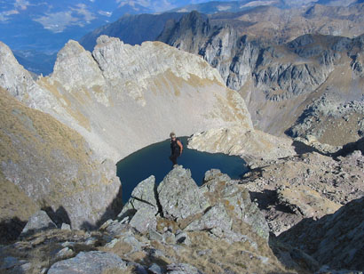 Milvia con sullo sfondo il Lago Rotondo.