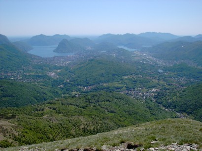 Panoramica su Lugano e i laghi circostanti.