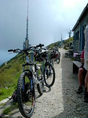 La cima è stata raggiunta! Una piccola sosta alla Capanna UTOE e poi si parte verso la discesa.