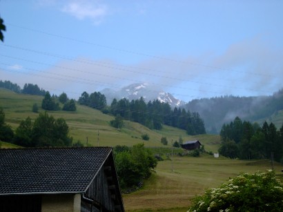 Buona parte di strada di salita si snoda fra piccoli borghi e alpeggi.