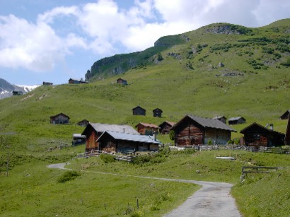 Buona parte di strada di salita si snoda fra piccoli borghi e alpeggi.