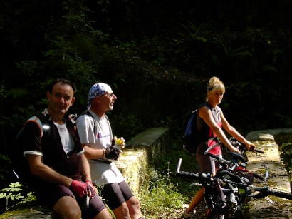 A metà fra la discesa e la salita, una piccola sosta sul vecchio ponte.