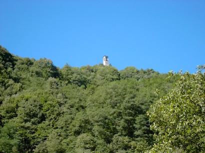 Il Campanile di Rasura visto dal fondo della Valle.